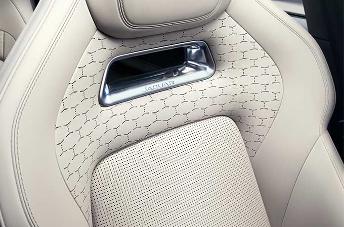 Detalle de los asientos de piel Windsor del F-PACE