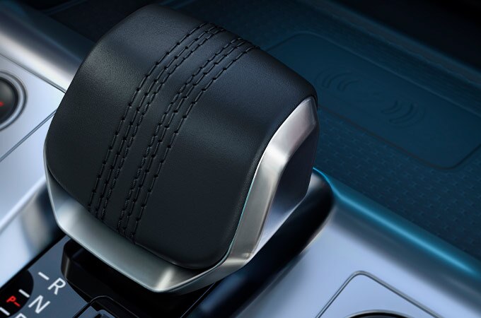 Detalle del selector de marchas ergonómico del F-PACE